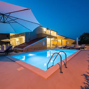 Petra S Bazenom, Rostiljem I Parkingom Apartment
